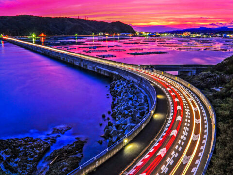 浅海漁場の夕景