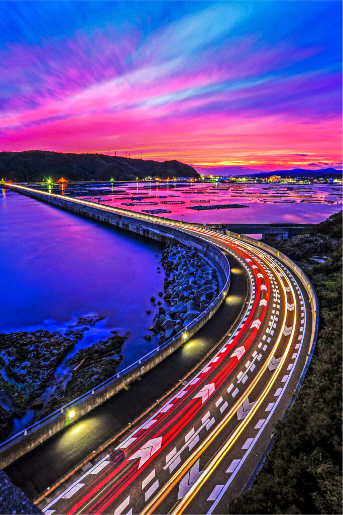 浅海漁場の夕景