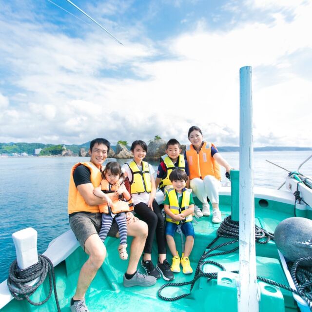 SUN海のアクティビティティ🌞

串本湾クルージング🚢

串本の各観光スポットを船の上から体験😊

船からでしか見れない特別な景色を大切な人と共に。

ご家族・ご友人・カップルにもおススメの観光クルージング👨‍👨‍👧‍👦

#串本観光 #SUN海 #串本観光体験ならSUN海 #串本の海をとことん楽しむ！ #体験型観光 #串本の海 #串本の海が好き #串本湾クルージング #梅マダイと梅クエのエサやり体験 #魚のエサやり体験 #海が好きな人と繋がりたい #自然が好きな人と繋がりたい #本州最南端の海の観光体験 #本州最南端 #串本町 #紀伊大島 #串本古民家レストラン #大裕丸亭 #串本ランチ大裕丸亭 #串本海鮮レストラン大裕丸亭 #串本伊勢海老天丼 #串本生産者レストラン #串本釣り体験 #串本釣り #串本観光スポット #橋杭岩 #橋杭岩を船から見る #串本ロケット観光船 #くしもと大橋